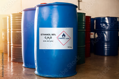 Foto Blue drum size 160 kg of ethanol 95 percentage with the label of flammable liquid show caution for use