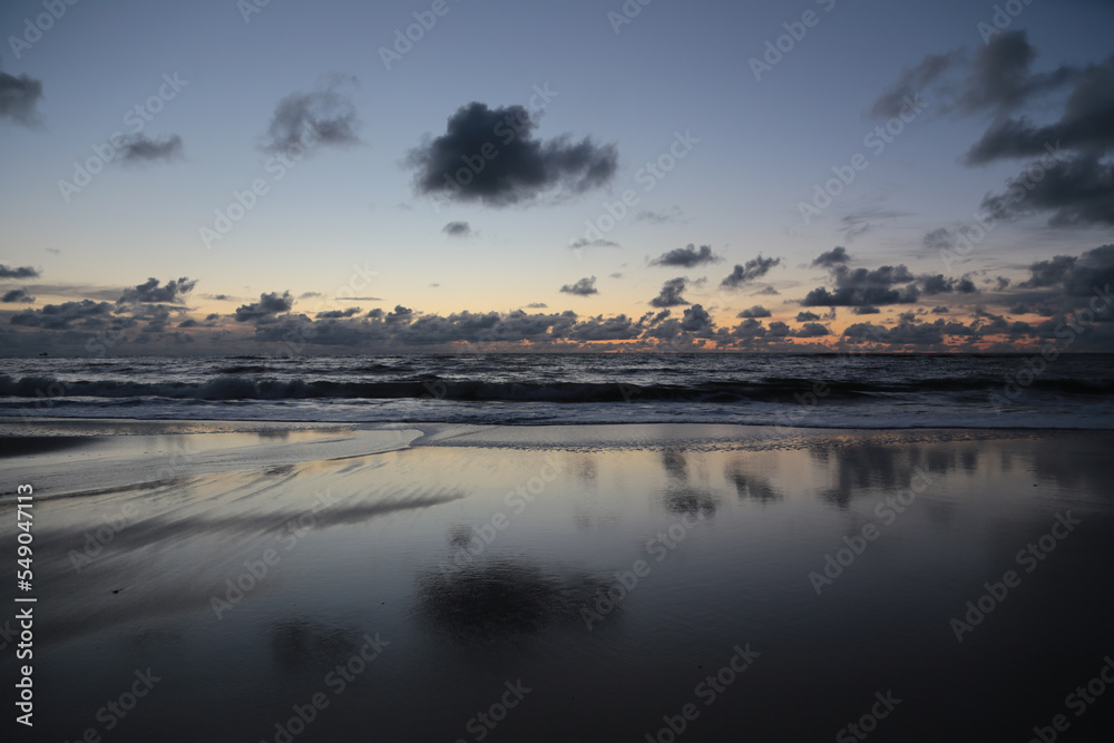 Sonnenuntergang mit Abendrot und wolken formation, auf der Nordsee Insel Sylt am Strand