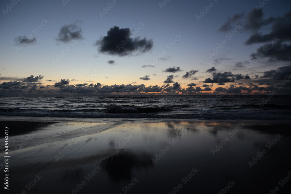 Sonnenuntergang mit Abendrot und wolken formation, auf der Nordsee Insel Sylt am Strand