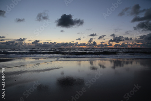 Sonnenuntergang mit Abendrot und wolken formation, auf der Nordsee Insel Sylt am Strand © klaus