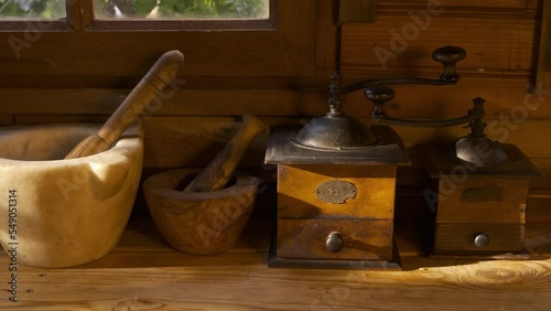 Cuisine de cabane de montagne avec moulins à café, mortiers et théières photo