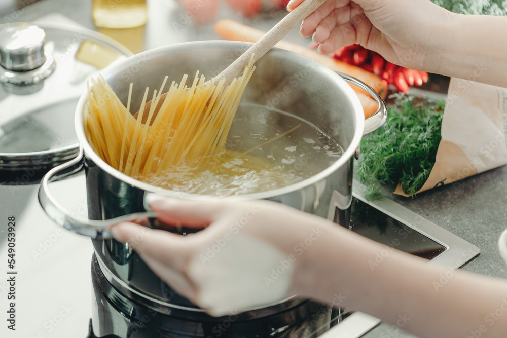 Ταπετσαρία Girl cooking pasta spaghetti in pot