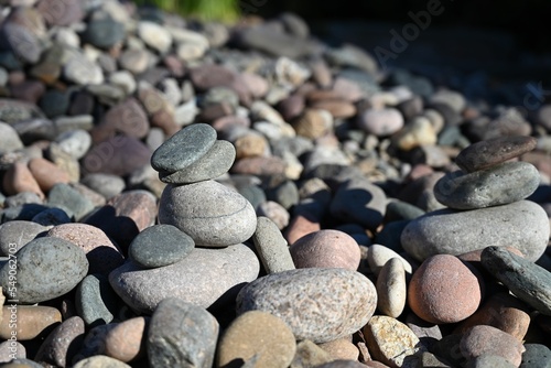 Photo Closeup of a pile of sunlit brook stones and salt river colorful stones blurred