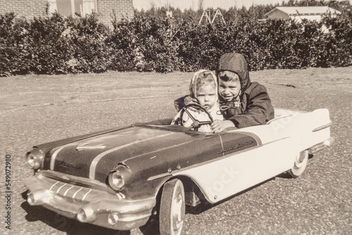 Obraz na plátně Little Boy and His Sister Driving 1957 Electric Pontiac