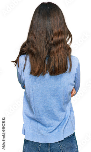 Foto Young beautiful woman wearing casual clothes and glasses standing backwards look