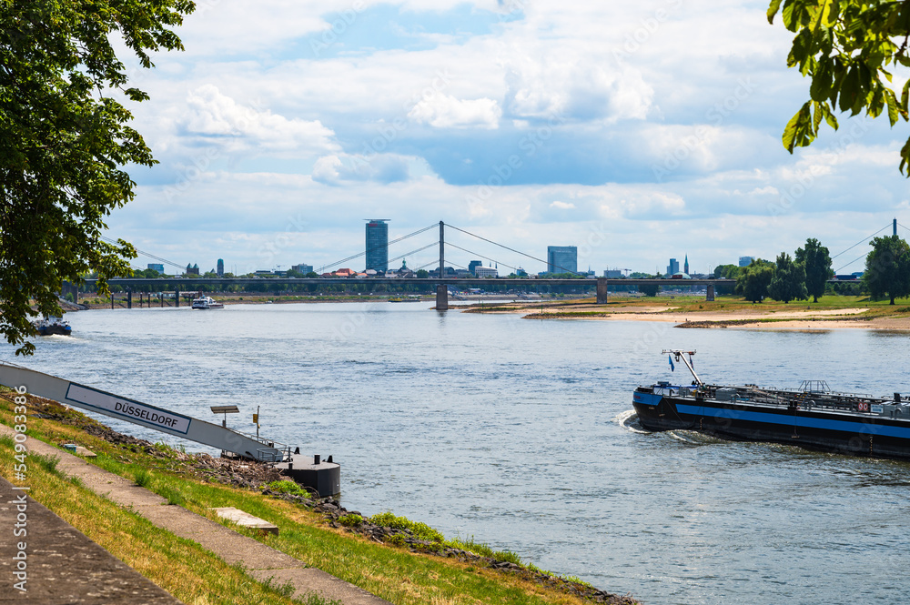 Blick auf Düsseldorf mit Theodor-Heuss-Brücke, Tonhalle und Anlegestelle für Rheinschiffe