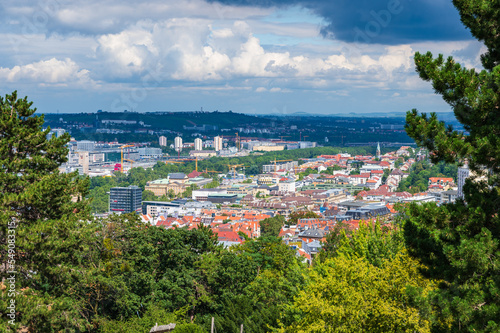 Obraz na płótnie Landeshauptstadt Stuttgart - Stadtansicht Richtung Norden mit Rathausturm, Bahnhof, Killesberg und Schlosspark w salonie