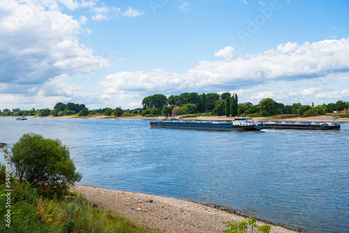 Blick von Kaiserswerth bei Düsseldorf auf die Rheinfähre von Krefeld mit Rheinschiffen im Vordergrund