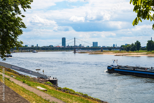 Obraz na płótnie Blick auf Düsseldorf mit Theodor-Heuss-Brücke, Tonhalle und Anlegestelle für Rheinschiffe w salonie