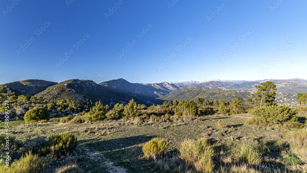 Paysage de montagne à l'automne dans l'arrière pays de Nice avec les sommets du Mercantour