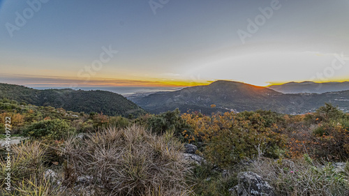 Paysage de montagne à l'automne dans l'arrière pays de Nice avec les sommets du Mercantour et un coucher de soleil sur la mer et la baie des anges