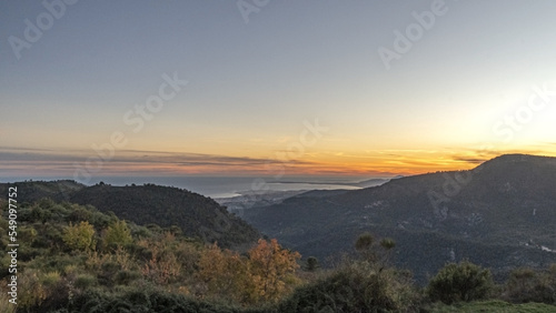 Paysage de montagne    l automne dans l arri  re pays de Nice avec les sommets du Mercantour et un coucher de soleil sur la mer et la baie des anges