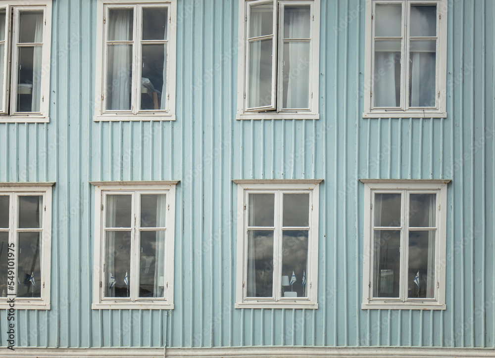 Blaue Holzfassade mit weißen Fenstern. Tradtionelle Holzfassade in Schweden. Hellblaue Fassade. Blue wooden facade with white windows. Traditional wooden facade in Sweden. Light blue facade. Blaue Holzfassade mit weißen Fenstern. Tradtionelle Holzfassade in Schweden. Hellblaue Fassade. Blue wooden facade with white windows. Traditional wooden facade in Sweden. Light blue facade.