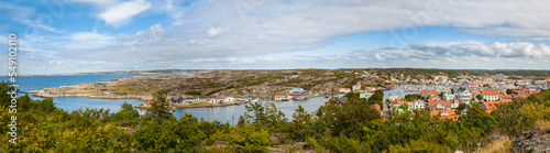 Panorama von Marstrand. Schwedischer Ort mit Hafen.
Schwedische Hafenbucht mit traditionellen Häusern.
Panorama of Marstrand. Swedish town with a port.
Swedish harbor bay with traditional houses. photo