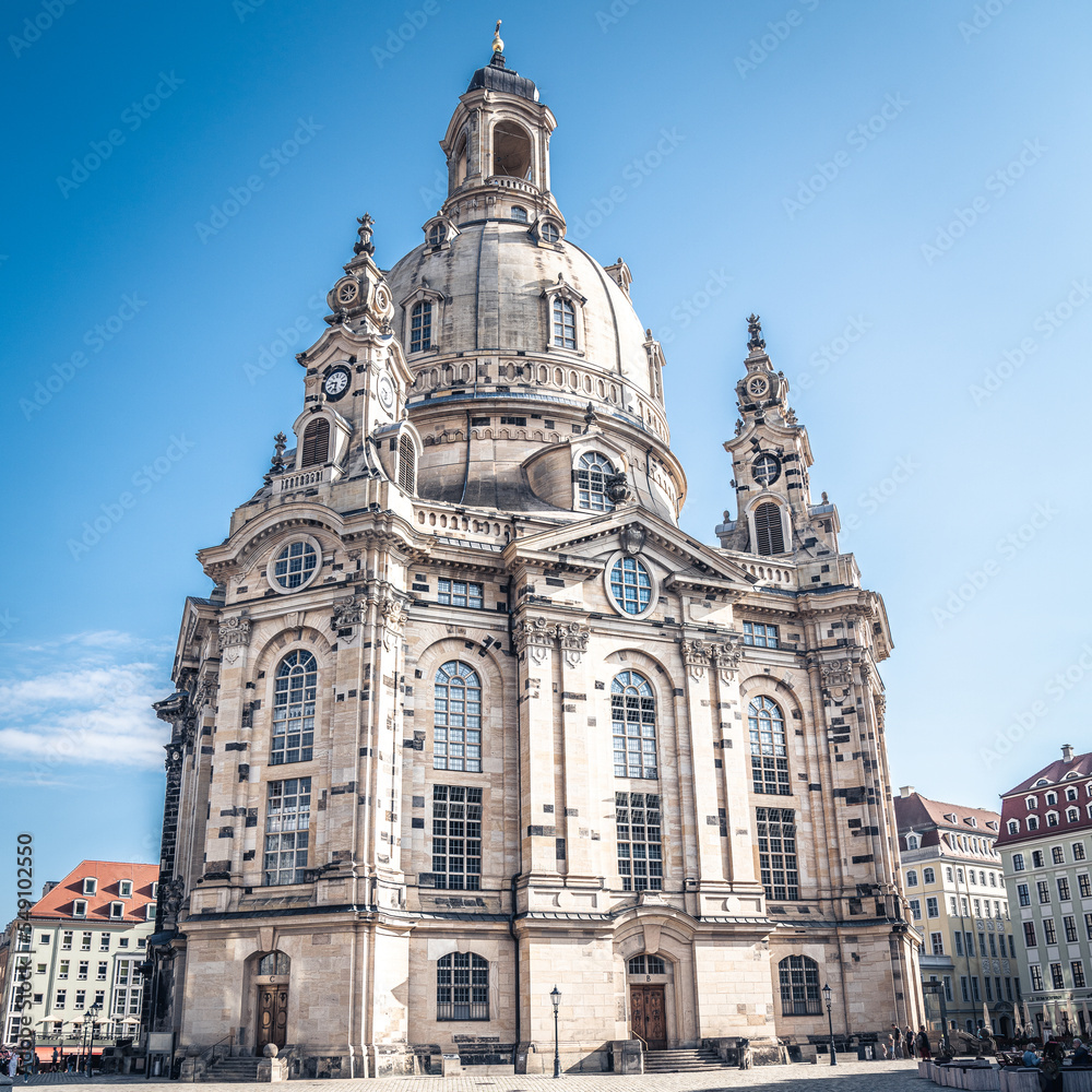 Berühmte Frauenkirche in Dresden. Grosses Bauwerk in der Stadt