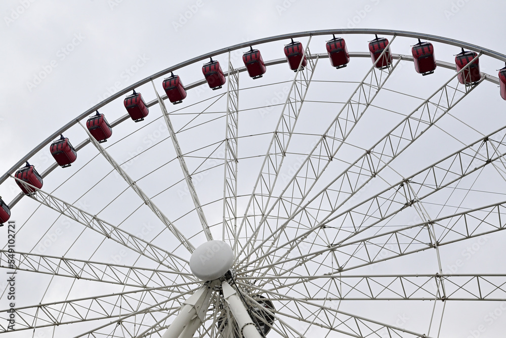 riesenrad auf dem weihnachtsmarkt in düsseldorf, deutschland