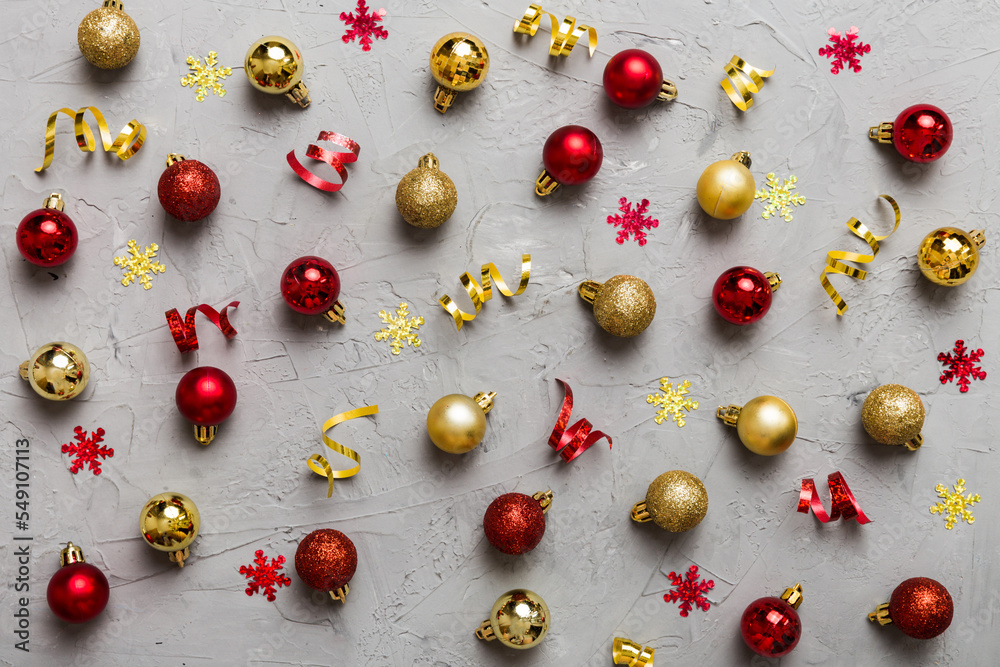 Christmas composition. a pattern of christmas balls on colored background. Flat lay, top view New year decor