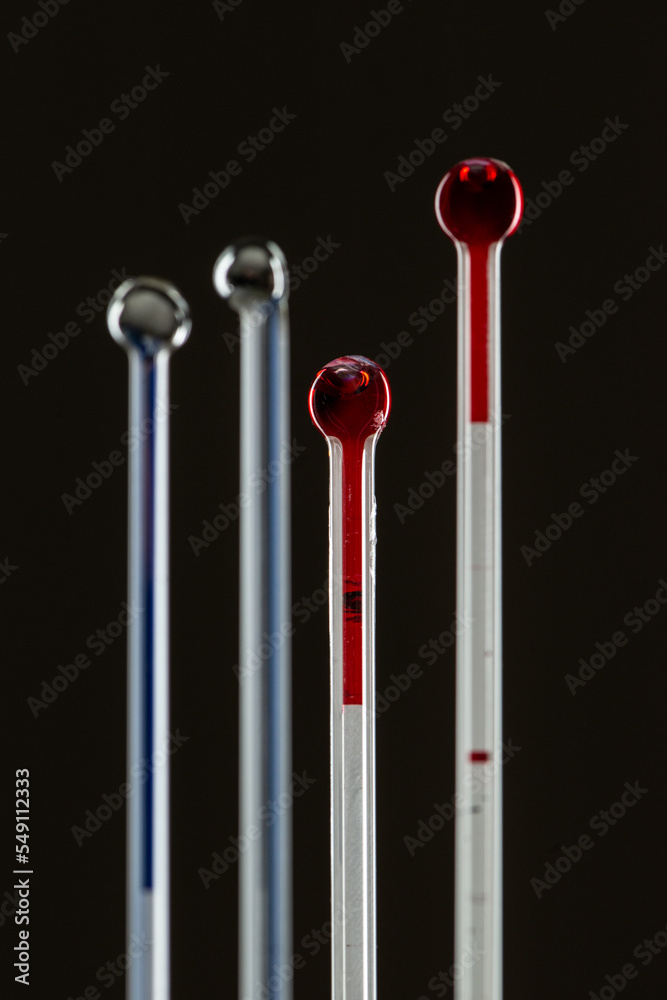 Thermometer Kapillare vor schwarzem Hintergrund Thermometer Kapillare vor schwarzem Hintergrund