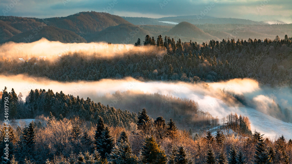 Góry w chmurach i mgle, Bieszczady, Polska