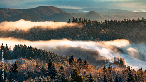Góry w chmurach i mgle, Bieszczady, Polska