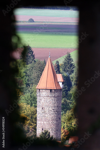 Blick von der Burgruine durch eine Schiessscharte