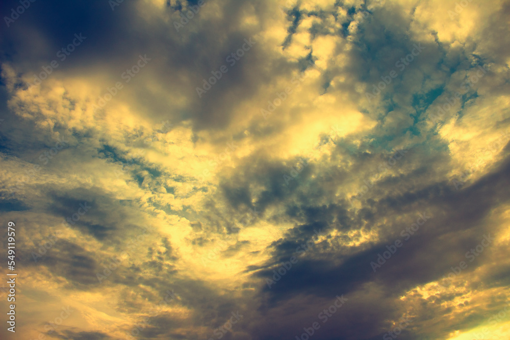 Obraz premium cielo con nubes dramático y colorido en puesta de sol lluviosa