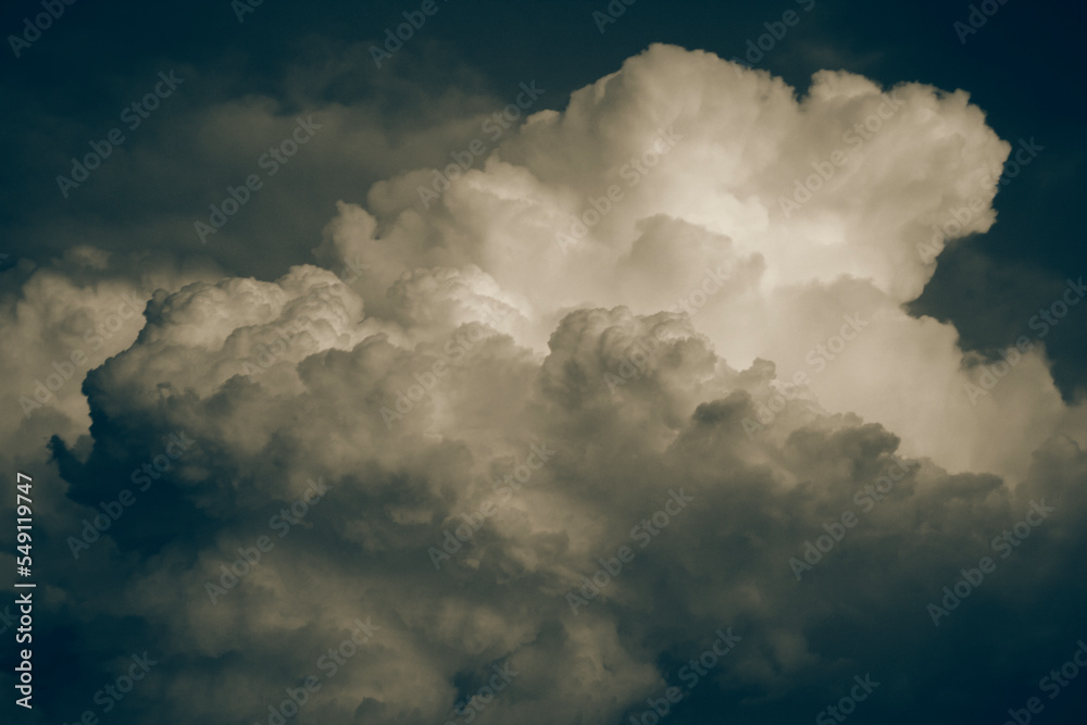 cielo con nubes dramático y colorido en puesta de sol lluviosa