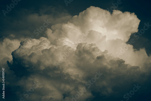 cielo con nubes dramático y colorido en puesta de sol lluviosa