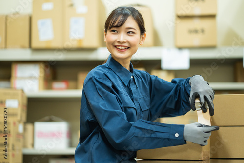 倉庫内で作業をする日本人女性