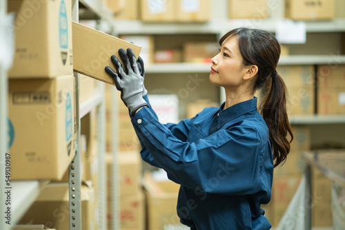 倉庫内作業をする日本人女性