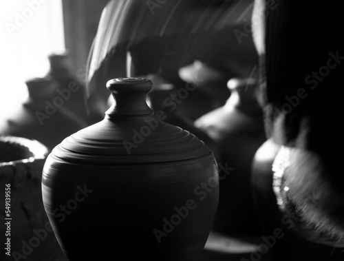 ceramic vase on a black background Fototapet