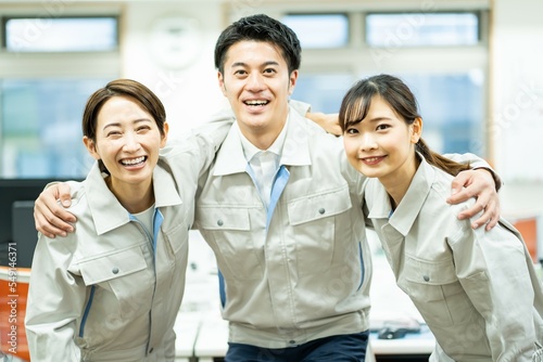 作業着を着た日本人男女