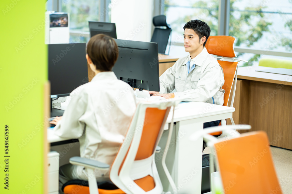 Obraz premium 仕事をする作業着を着た日本人