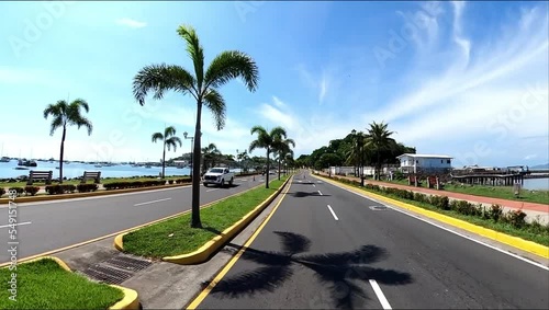 Rodando en un día soleado entre palmeras en panamá photo