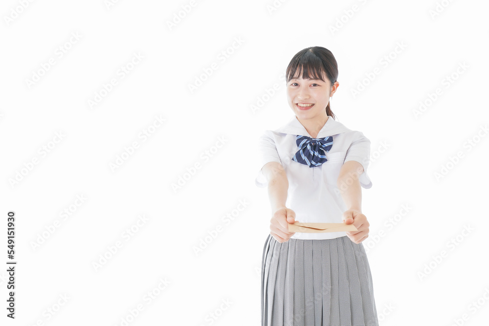 手紙を手渡す制服姿の女子学生 手紙を手渡す制服姿の女子学生