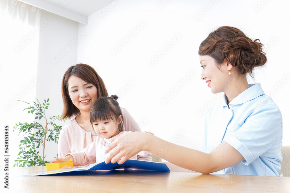 病院で診察を受ける子どもとお母さん