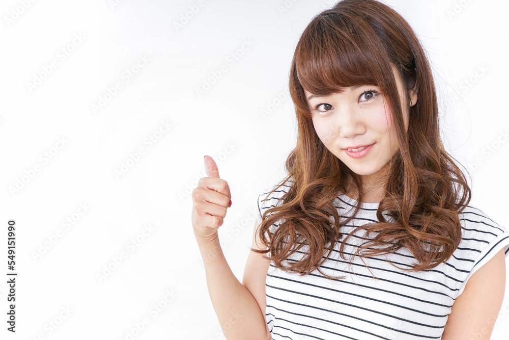指をさす女性