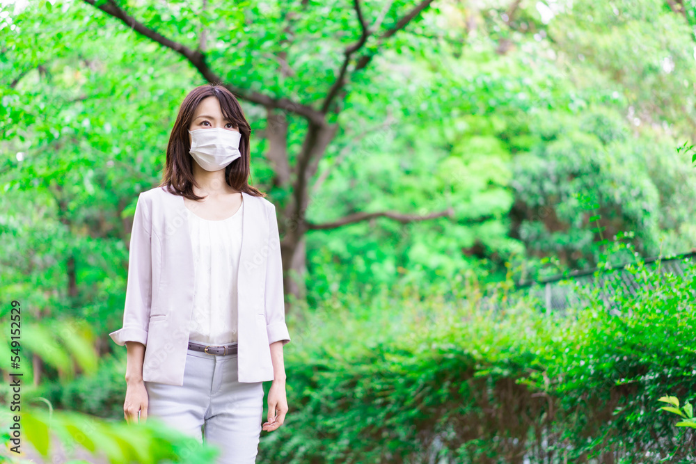 マスクをして歩くビジネスウーマン