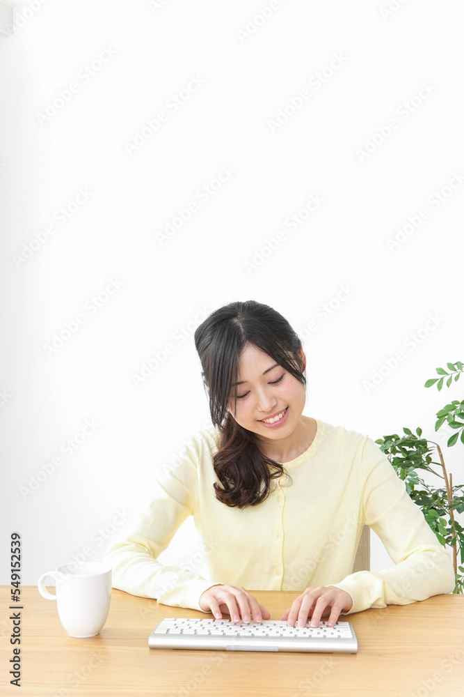 パソコンを使う若い女性 パソコンを使う若い女性