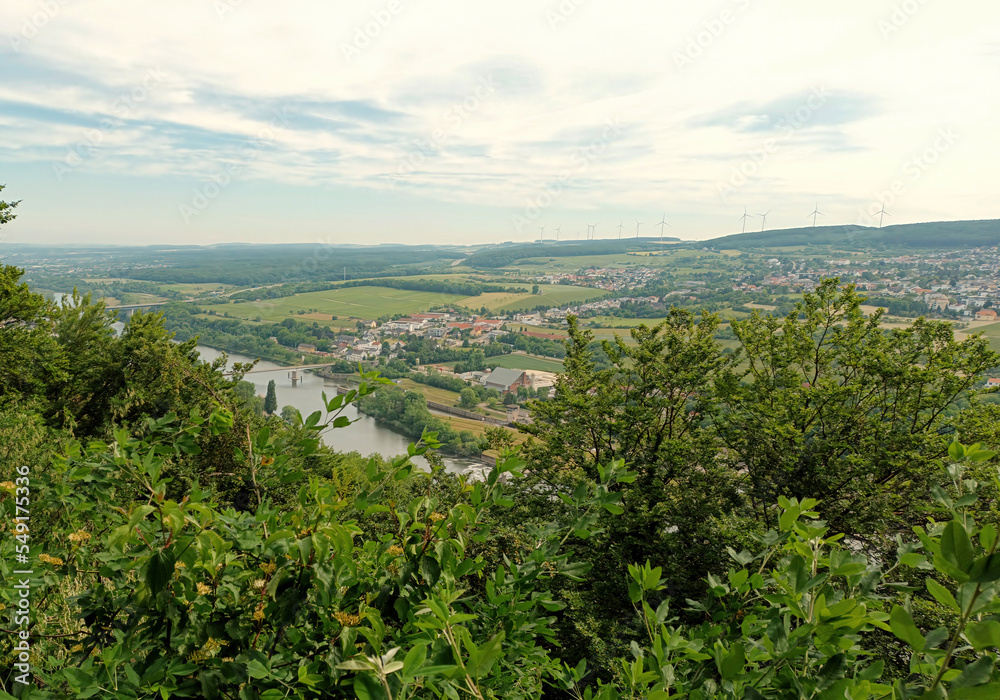 Blick auf die Mosel und Perl von einer Anhöhe oberhalb von Schengen, Luxemburg, am Rande des Premium-Wanderwegs Traumschleife 