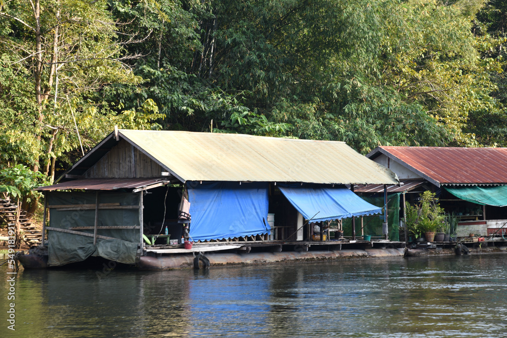 Hausboote am Ufer des River Kwai, Thailand