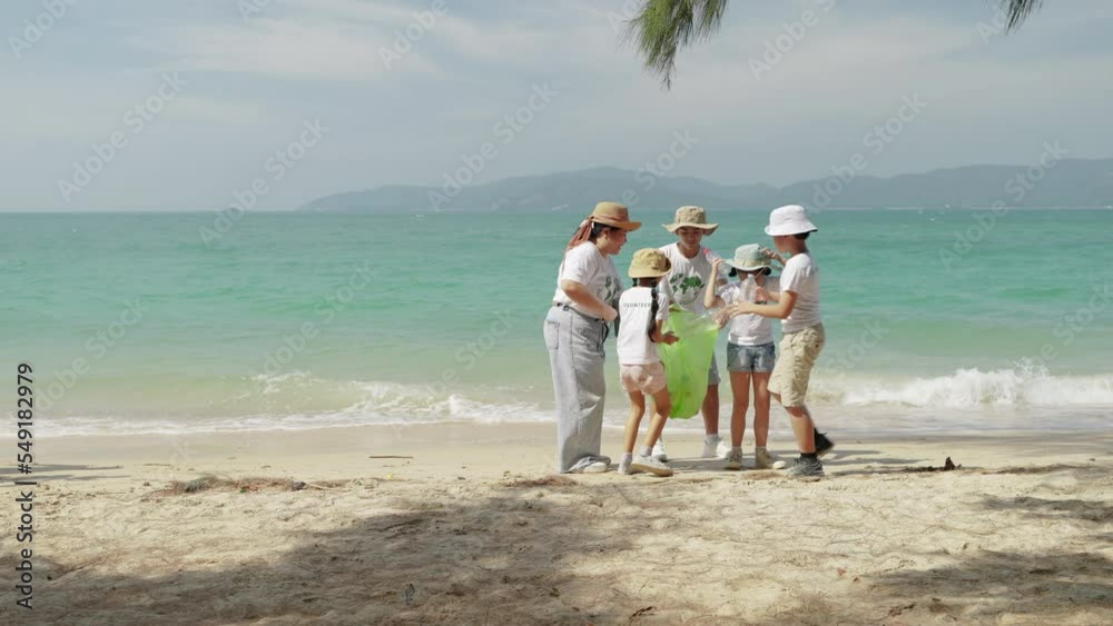 children's volunteers They are collecting plastic waste on the beach to help reduce marine pollution.
children's volunteers They are collecting plastic waste on the beach to help reduce marine pollution.