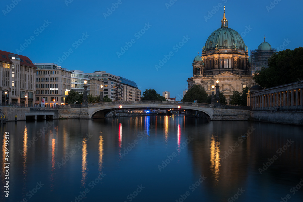 Catedral al atardecer en la bonita ciudad de Berlín 
