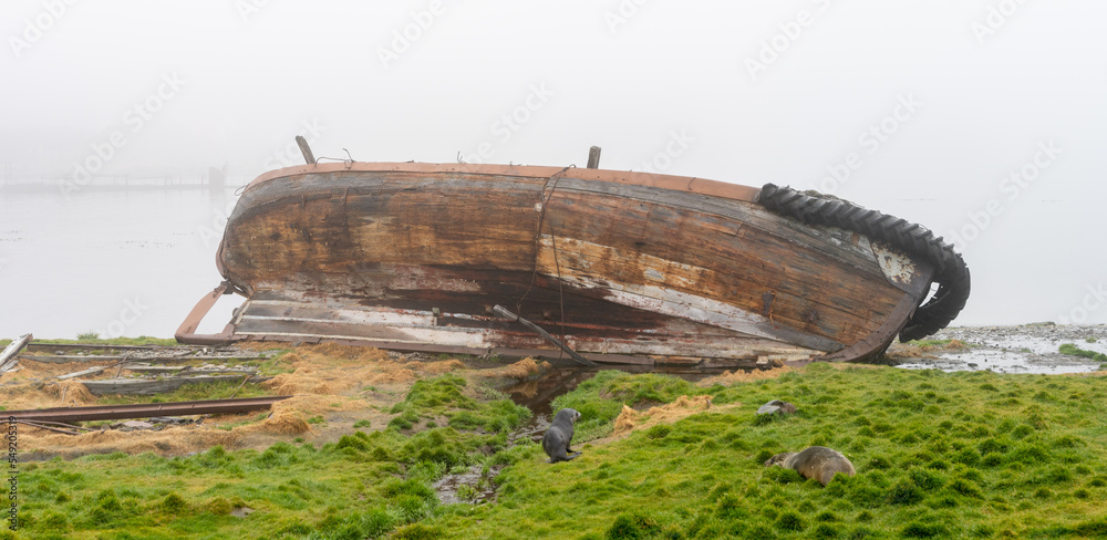 Wracks alter Walfänger Boote in Grytviken Südgeorgien bei Nebel Wracks alter Walfänger Boote in Grytviken Südgeorgien bei Nebel