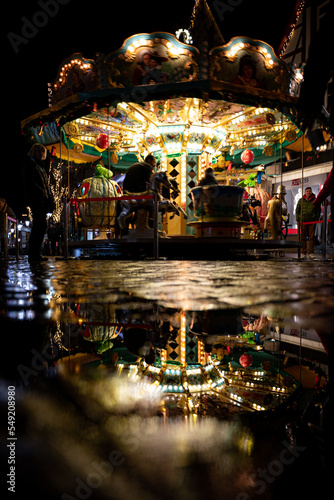 Karussell am Weihnachtsmarkt, Kinderweihnacht, Adventszeit,