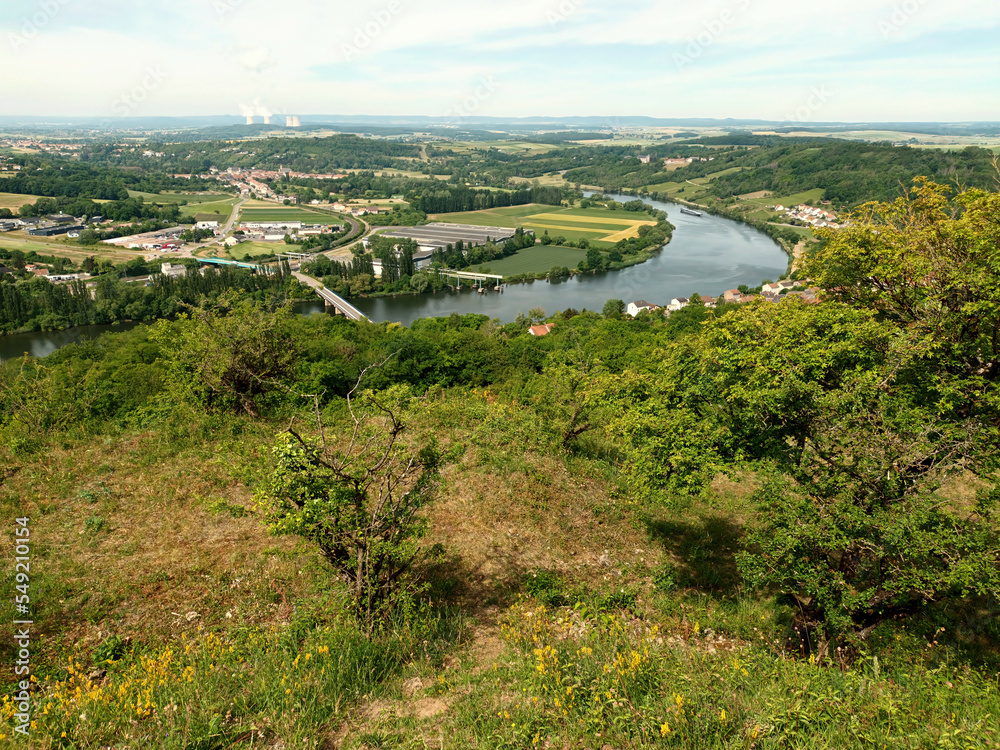 Die Mosel bei Sierck-les-Bains an der Grenze Luxemburg - Frankreich mit dem Atomkraftwerk Cattenom im Hintergrund am Rande des Premium-Wanderwegs Traumschleife 