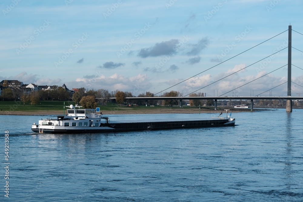 Frachtschiff auf dem Rhein mit Panorama von Düsseldorf