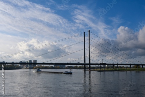 Frachtschiff auf dem Rhein mit Panorama von Düsseldorf © Karsten