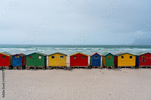 Bunte Hütten am Strand in Südafrika.