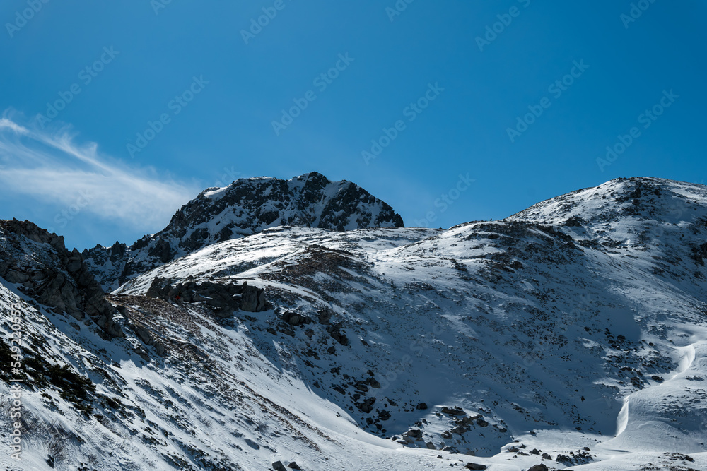 冬の立山黒部アルペンルート　一の越下からの龍王岳、浄土山を見上げる